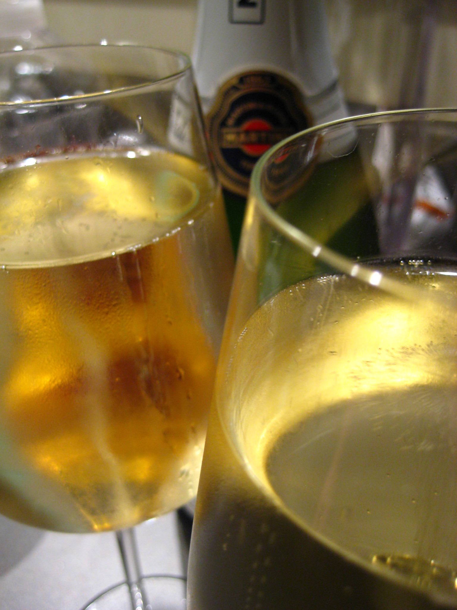 Crémant du Jura Blanc       Blanc de noirs Brut - Vin Blanc - Photo de mtcarlson - 101Pairing.com