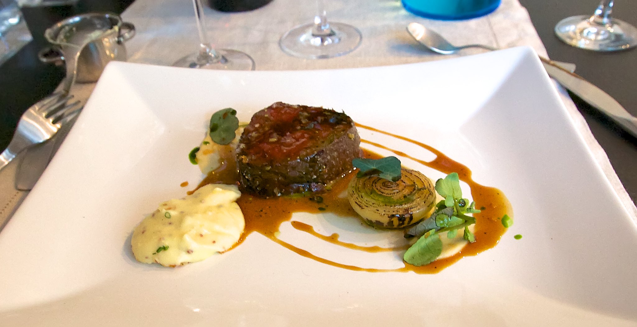 Joue de bœuf braisée avec une purée de pommes de terre - Photo de Ville Oksanen - 101Pairing.com