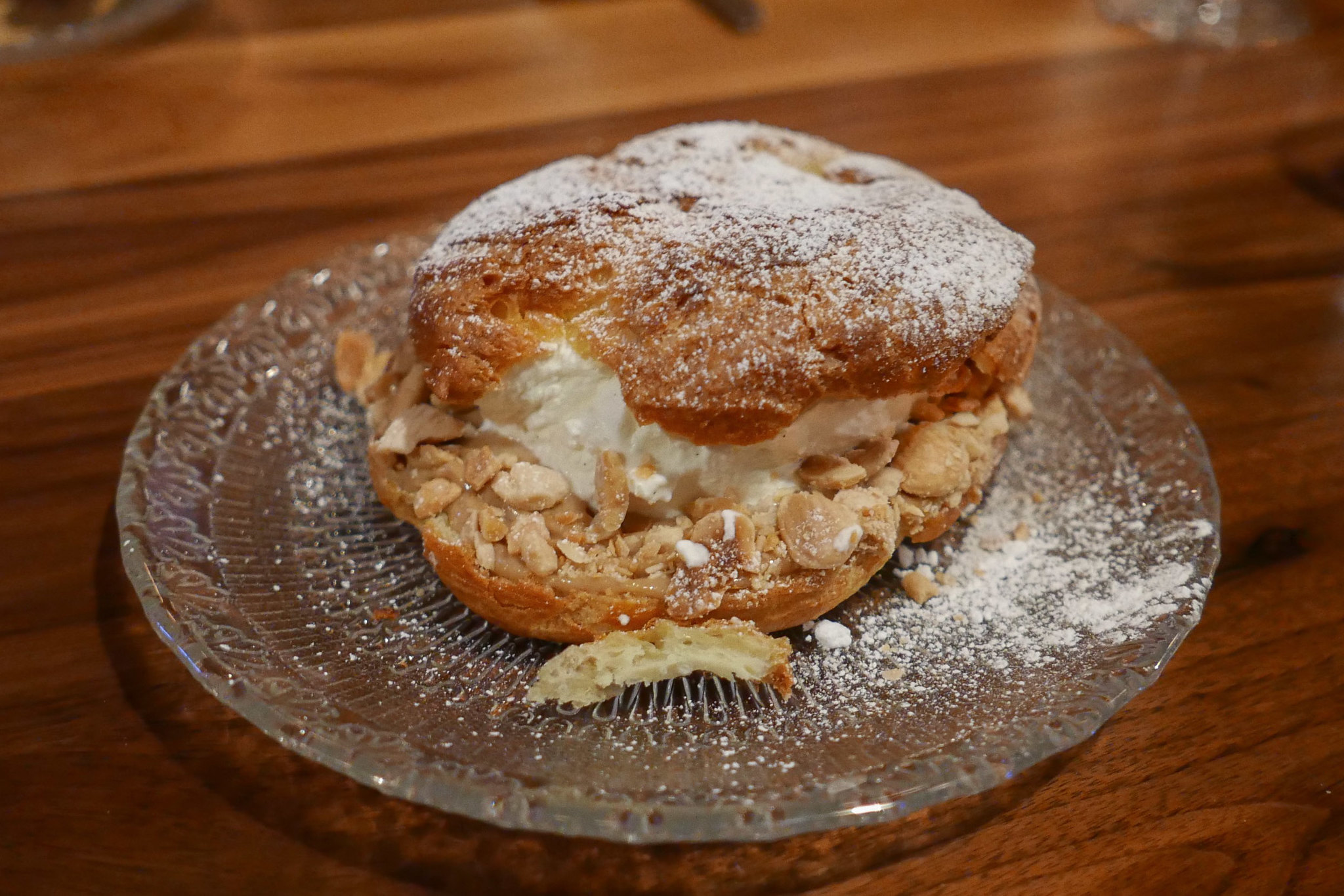 Choux à la crème pralinée - Photo de Lou Stejskal - 101Pairing.com