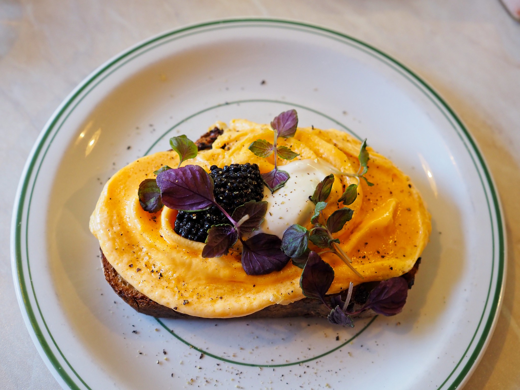 Oeufs brouillés au caviar - Photo de Bex Walton - 101Pairing.com