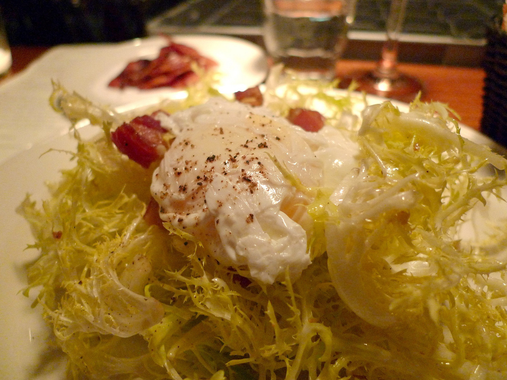 Salade frisée aux lardons - Photo de Ron Dollete - 101Pairing.com