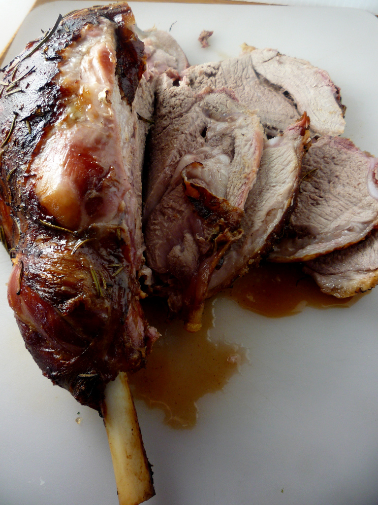 Gigot d’agneau rôti au thym et aux olives noires - Photo de Beck - 101Pairing.com
