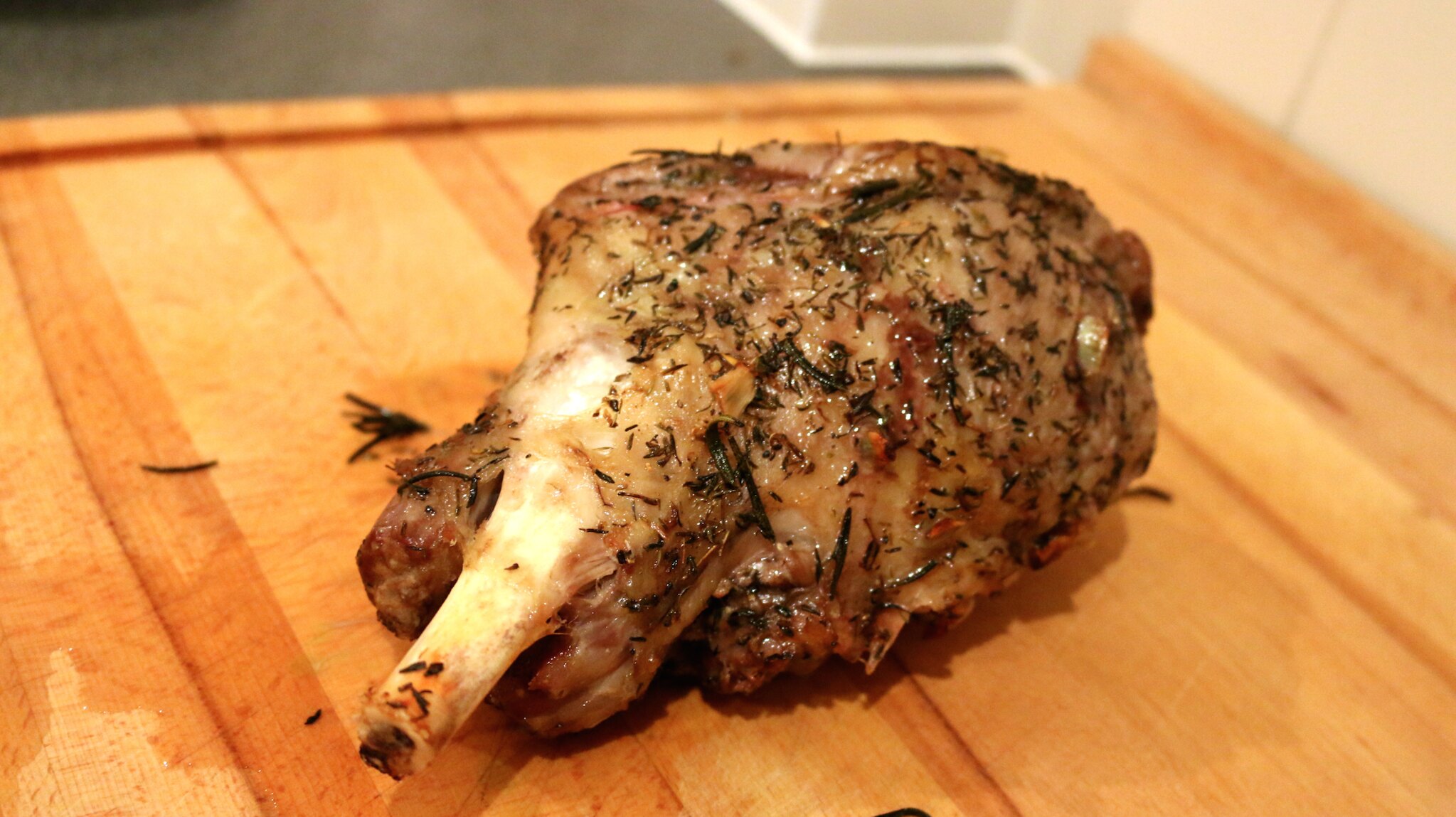 Gigot d’agneau rôti au thym - Photo de Ryan Snyder - 101Pairing.com