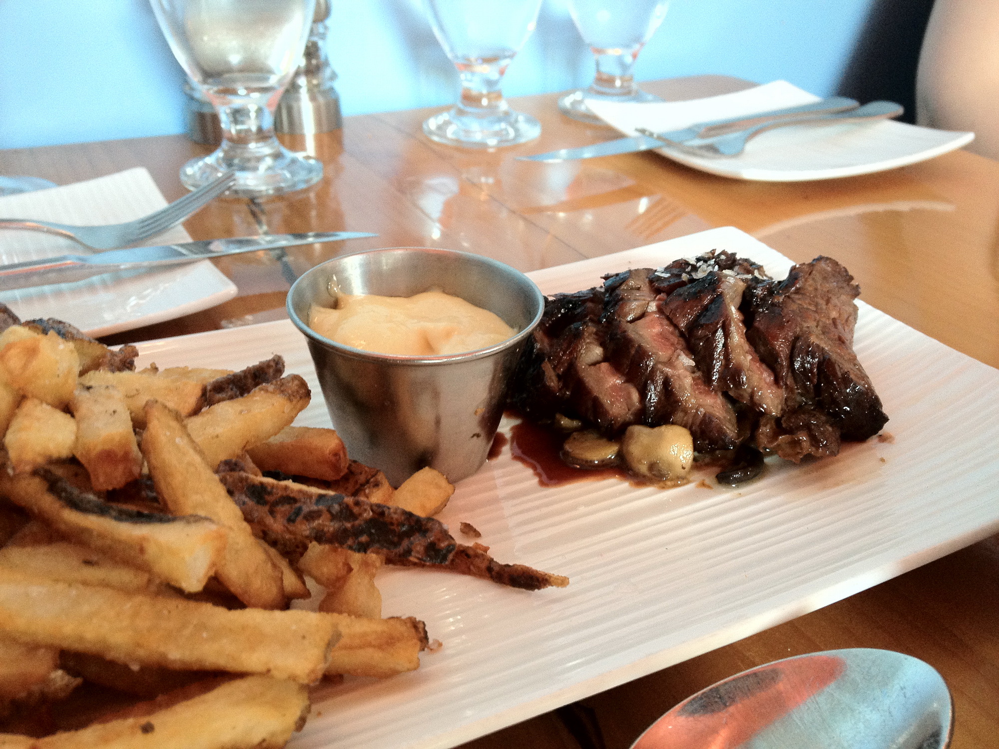 Onglet de bœuf grillé et pommes frites - Photo de Glen MacLarty - 101Pairing.com