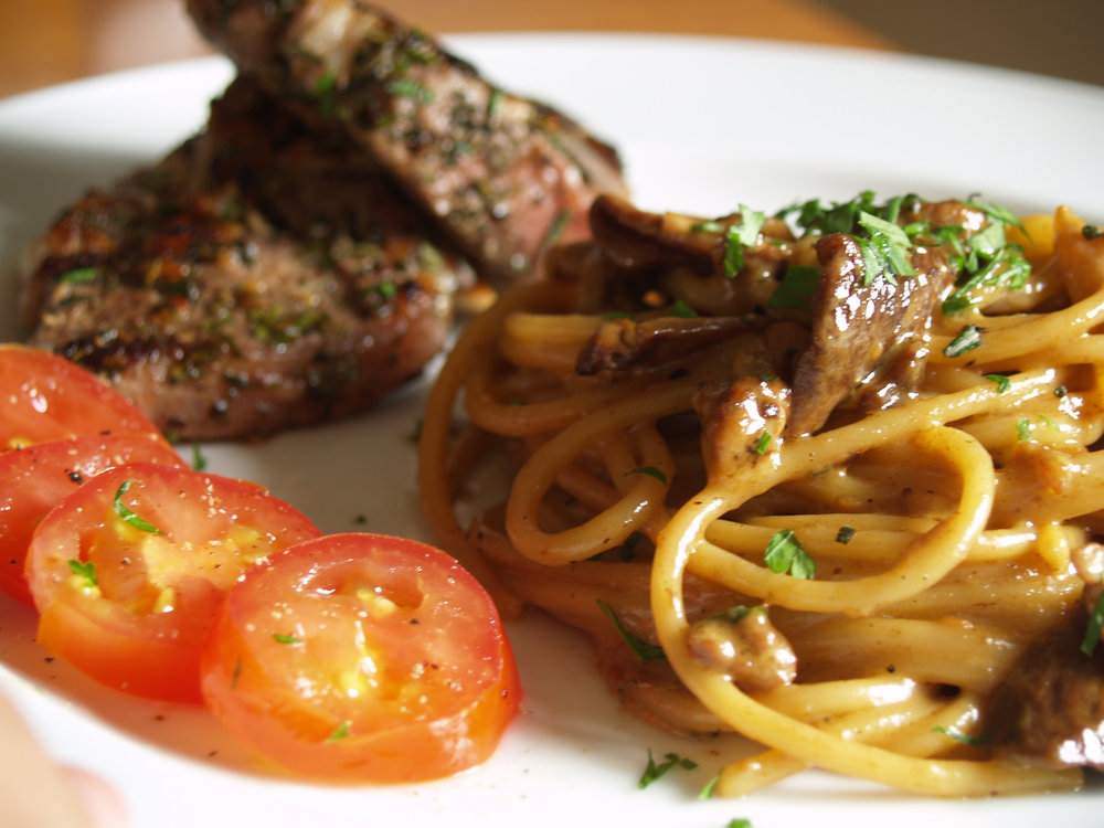 Agneau grillé et cèpes sautés