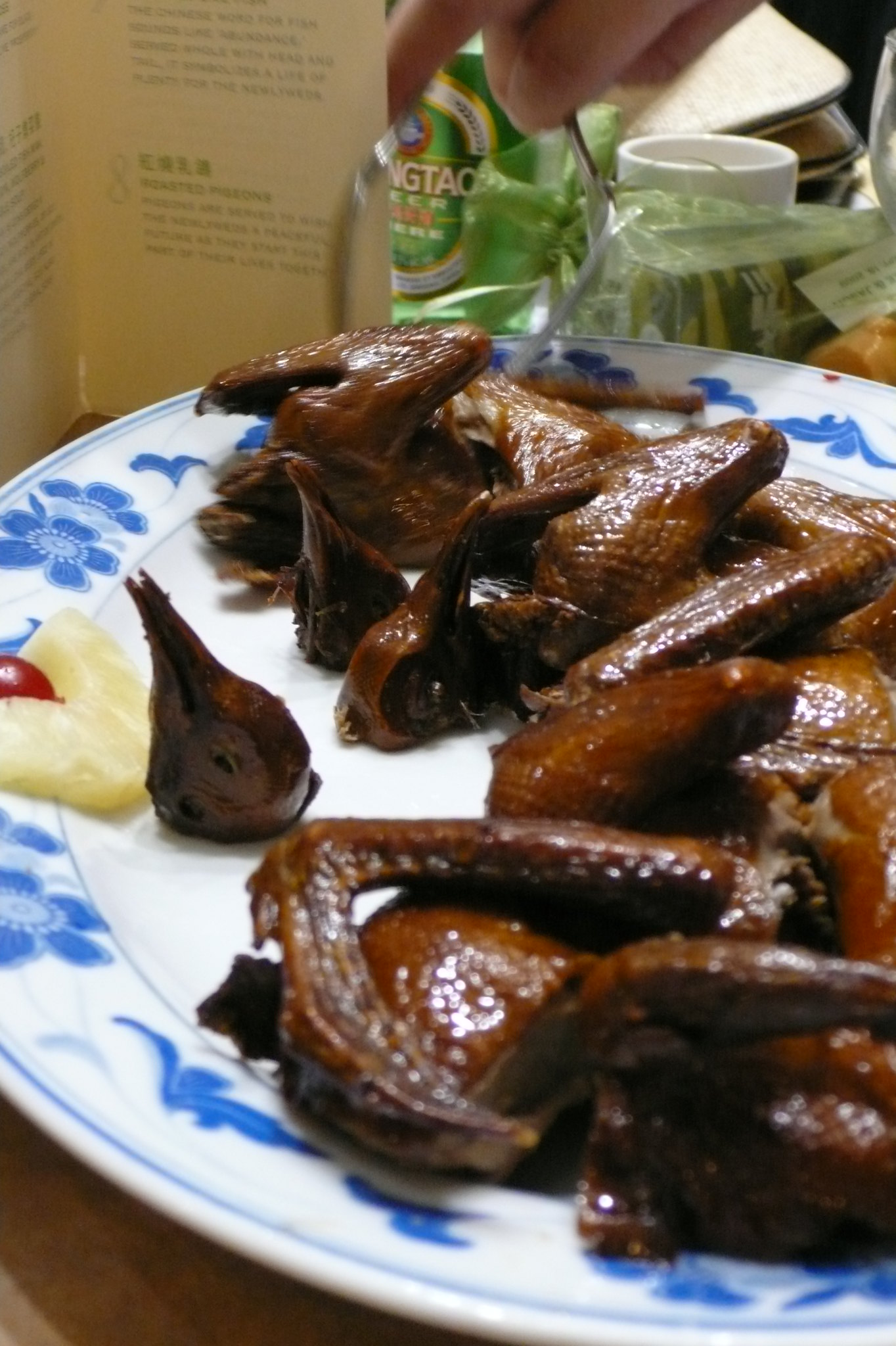 Ailes de pigeon avec une sauce à la truffe noire - Photo de John Johnston - 101Pairing.com