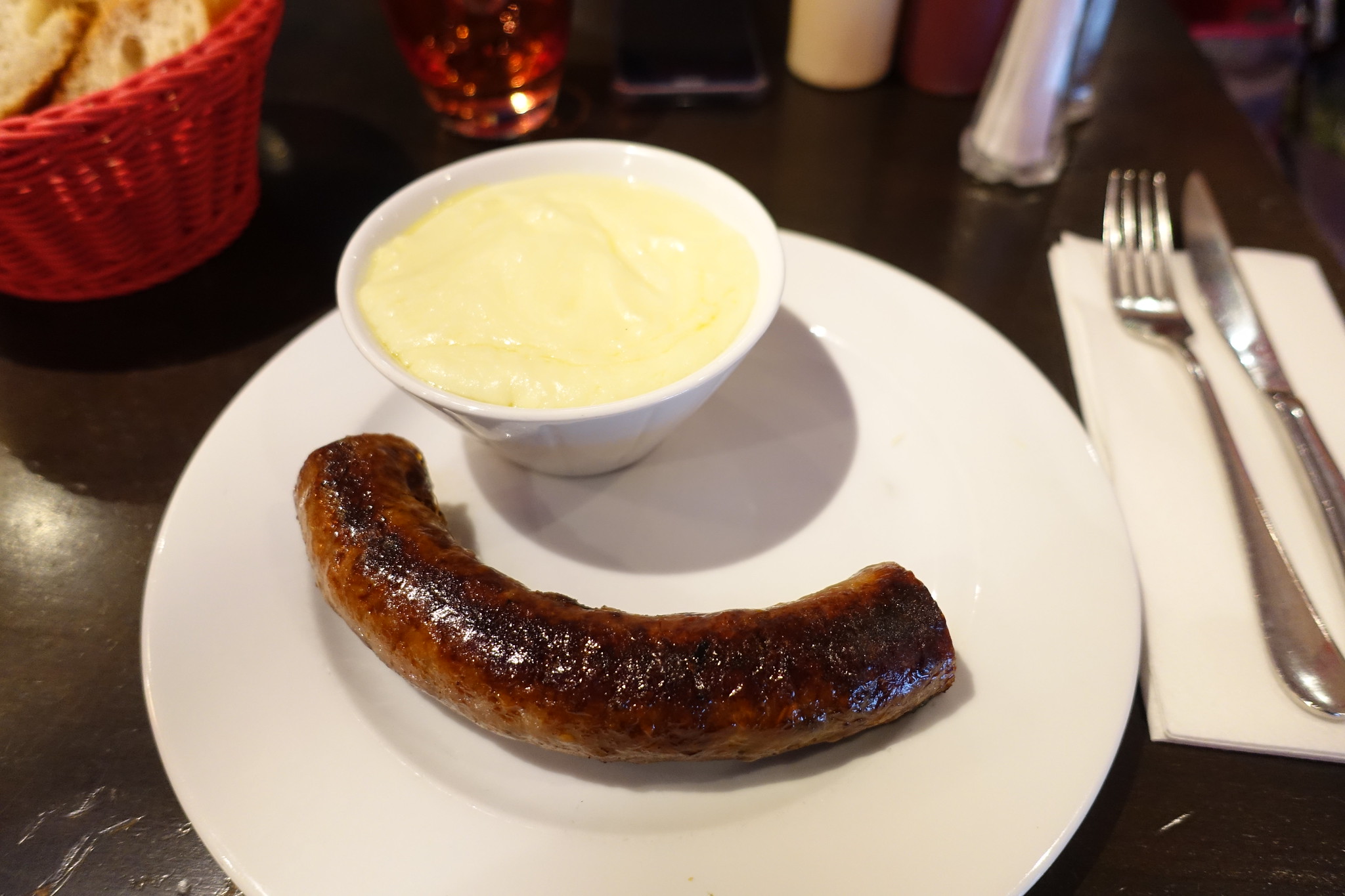 Aligot et saucisse grillée - Photo de Guilhem Vellut - 101Pairing.com