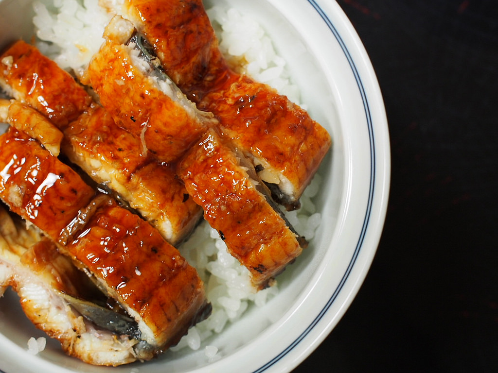 Anguille grillée à l&rsquo;ail et aux herbes - Photo de Toukou Sousui 淙穂鶫箜 - 101Pairing.com