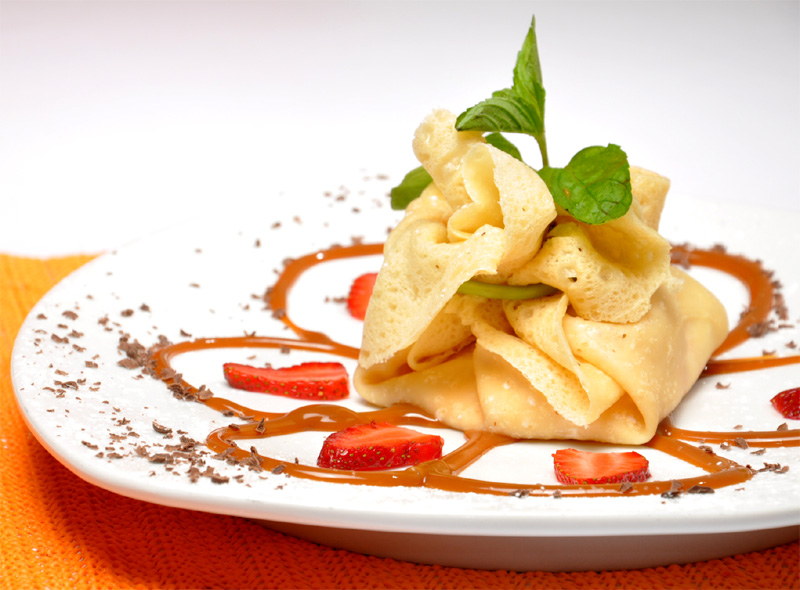 Aumônière de crêpe à la rhubarbe avec une crème aux raisins blonds - Photo de Jbdrm - 101Pairing.com