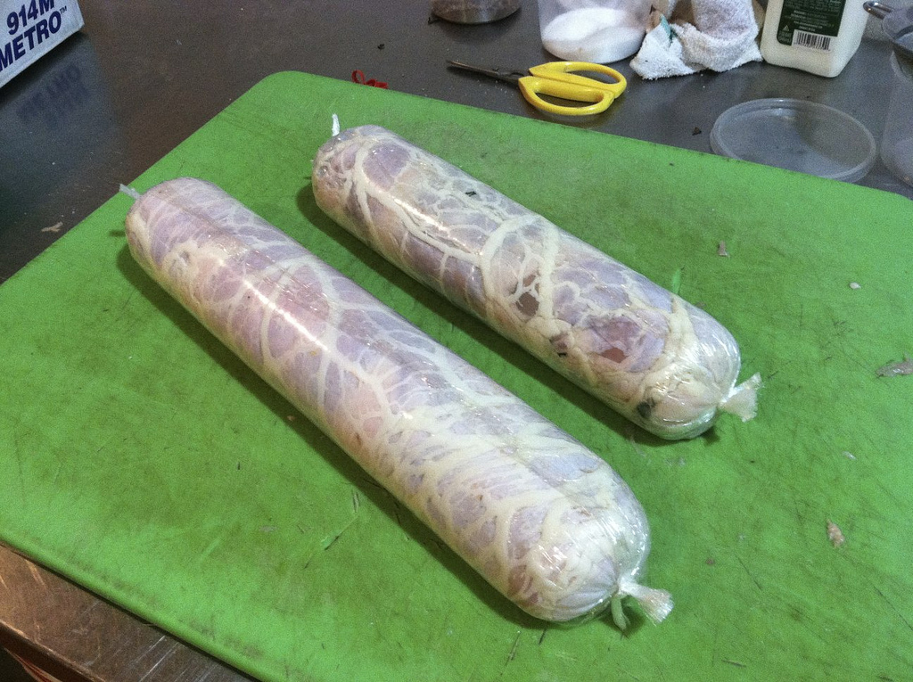 Ballottine de volaille farcie aux écrevisses - Photo de Two Helmets Cooking - 101Pairing.com