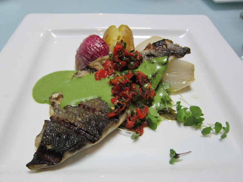 Bar grillé avec un beurre maître d’hôtel - Photo de Neeta Lind - 101Pairing.com