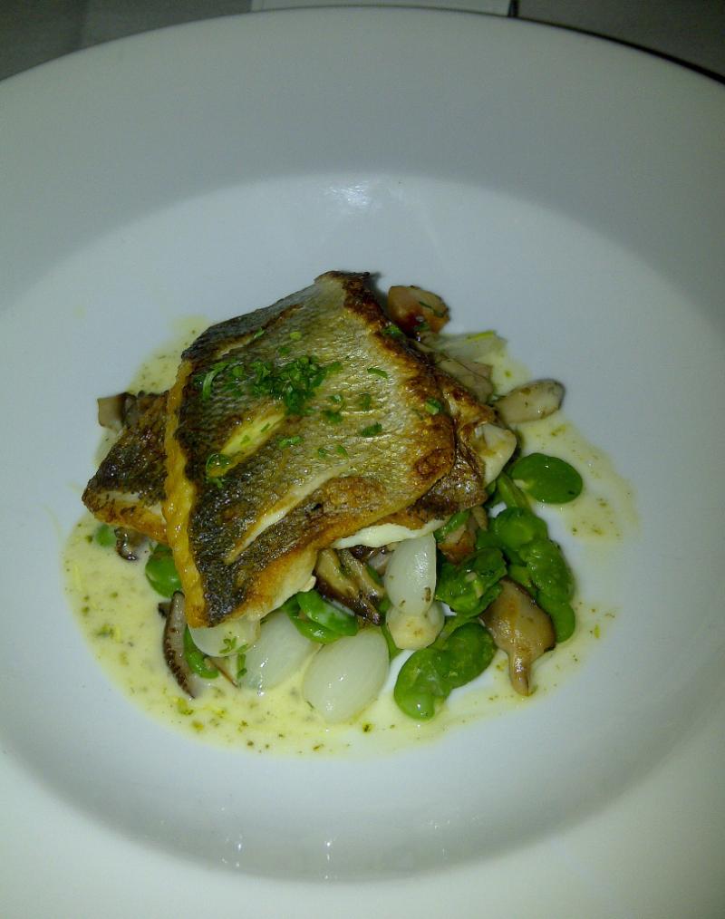 Bar rôti aux pointes d’asperges vertes - Photo de N Wong - 101Pairing.com