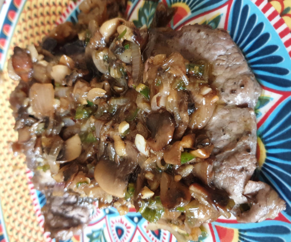 Bavette de bœuf à la poêle avec une fondue d'échalotes