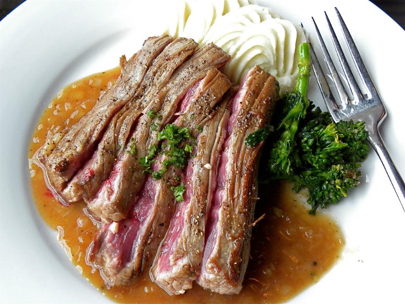Bavette de bœuf à l’échalote - Photo de Peter Stevens - 101Pairing.com