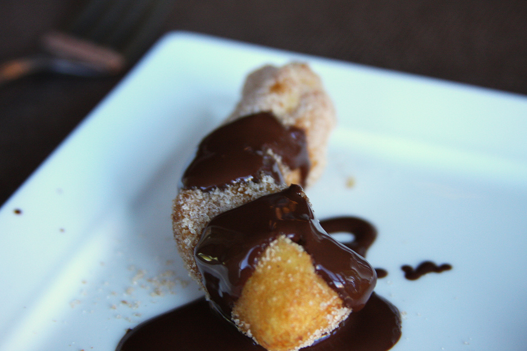 Beignets au chocolat nappés de caramel - Photo de Dana Moos - 101Pairing.com