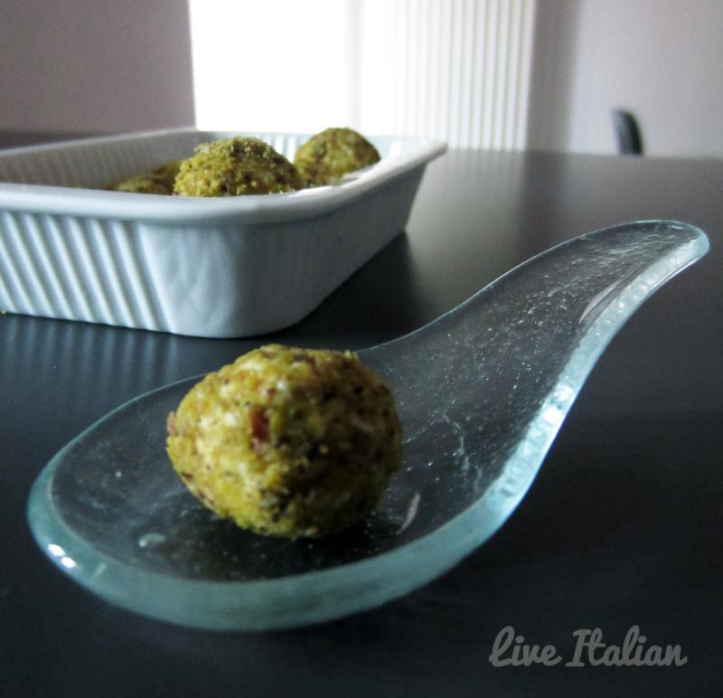 Billes de fromage de chèvre frais à la pistache - Photo de Live Italian - 101Pairing.com