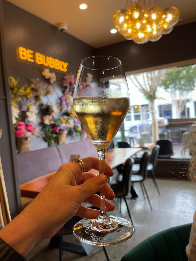 Crémant du Jura Blanc Demi-sec - Vins effervescents blancs - Photo de Sarah Stierch - 101Pairing.com