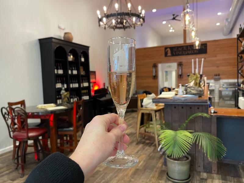 Champagne Premier cru Val des Marais Blanc de blancs Brut Millésimé - Vins effervescents blancs - Photo de Sarah Stierch - 101Pairing.com