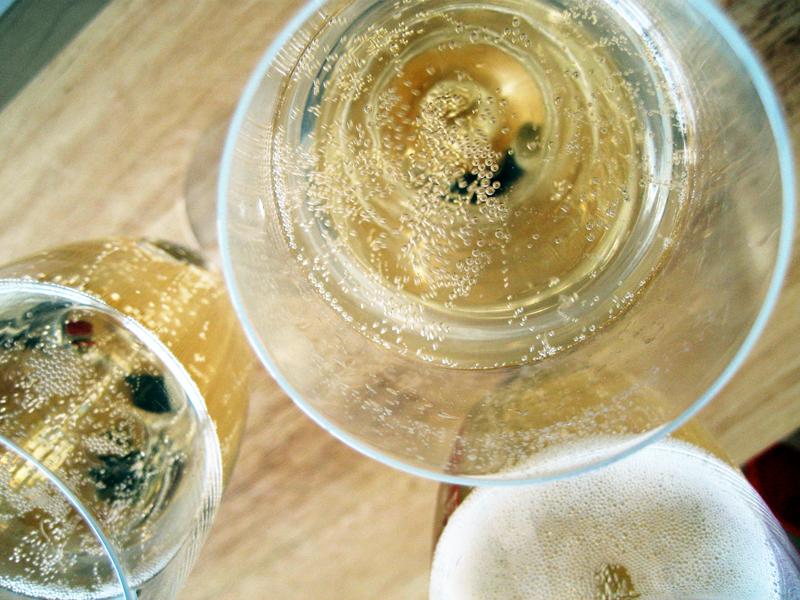 Champagne Blanc de blancs Extra-sec Millésimé - White sparkling wines - Photo de Dplanet:: - 101Pairing.com