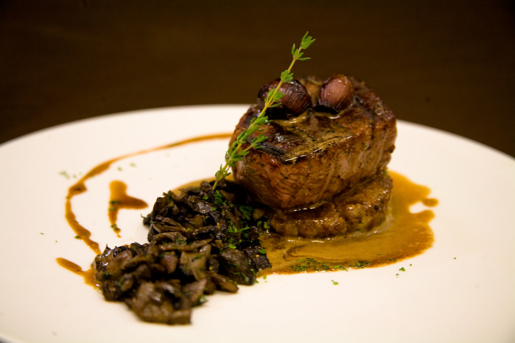 Grillade de bœuf aux champignons - Photo de Grand Velas Puerto Vallarta - 101Pairing.com