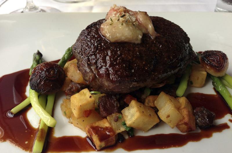 Tournedos de bœuf à la moelle - Photo de Dale Cruse - 101Pairing.com