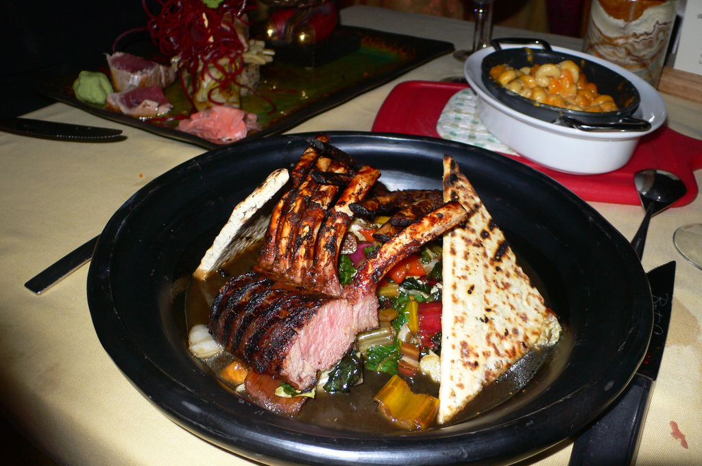 Carré d’agneau rôti à l’ail - Photo de Mark Mitchell - 101Pairing.com