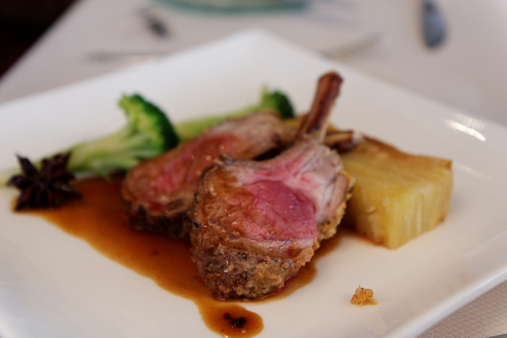 Agneau en croûte de sel aux fèves - Photo de Dennis Wong - 101Pairing.com