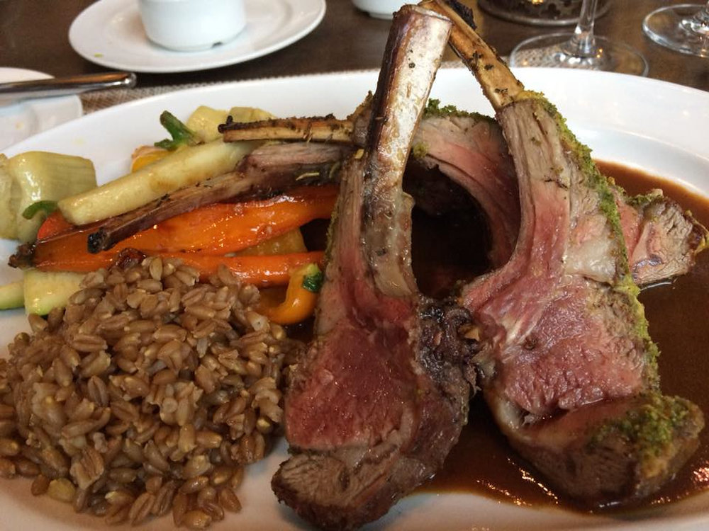 Carré de cordero en costra de hierbas