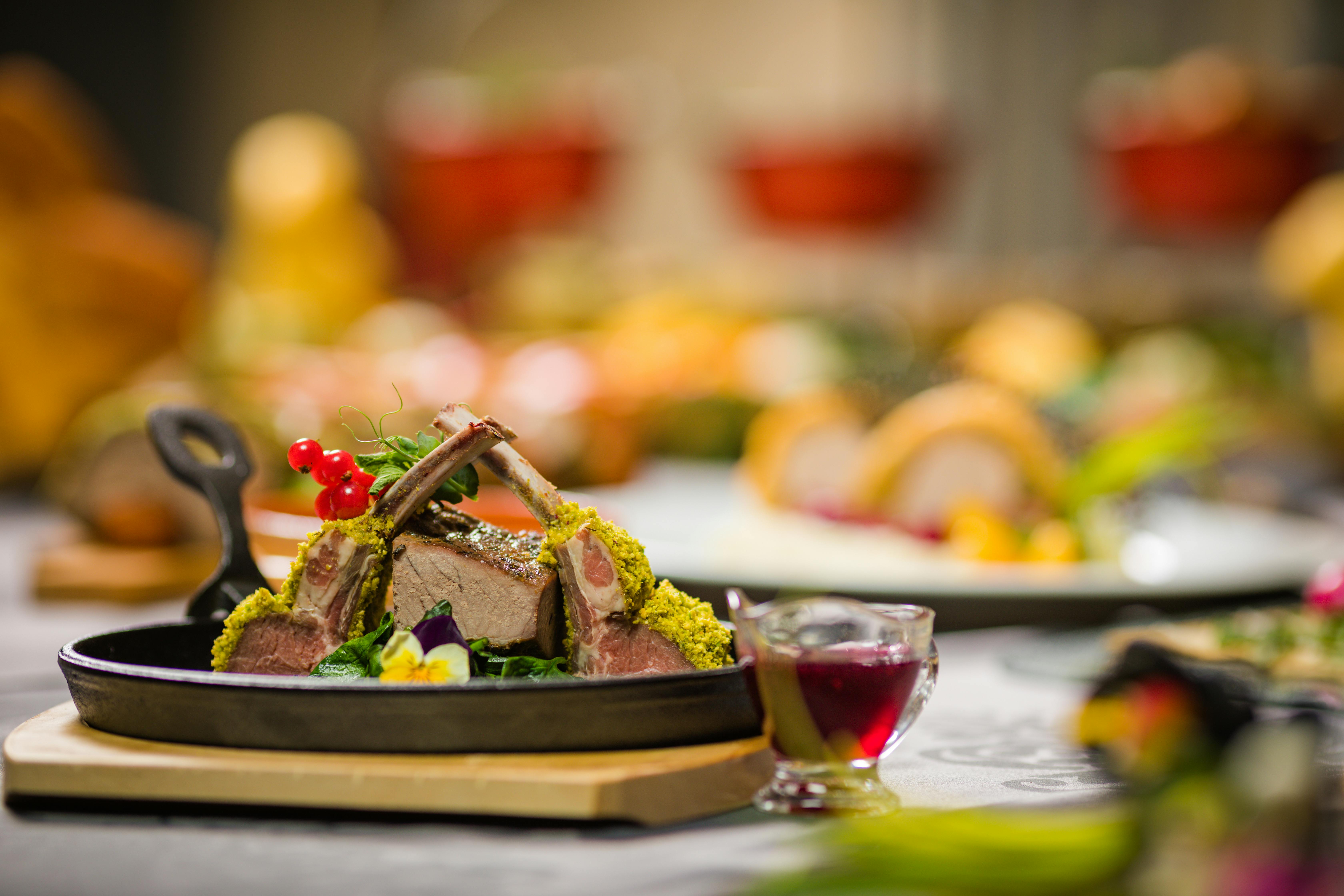 Carré d&rsquo;agneau à la fleur de thym - Photo de Andrei Marina - 101Pairing.com