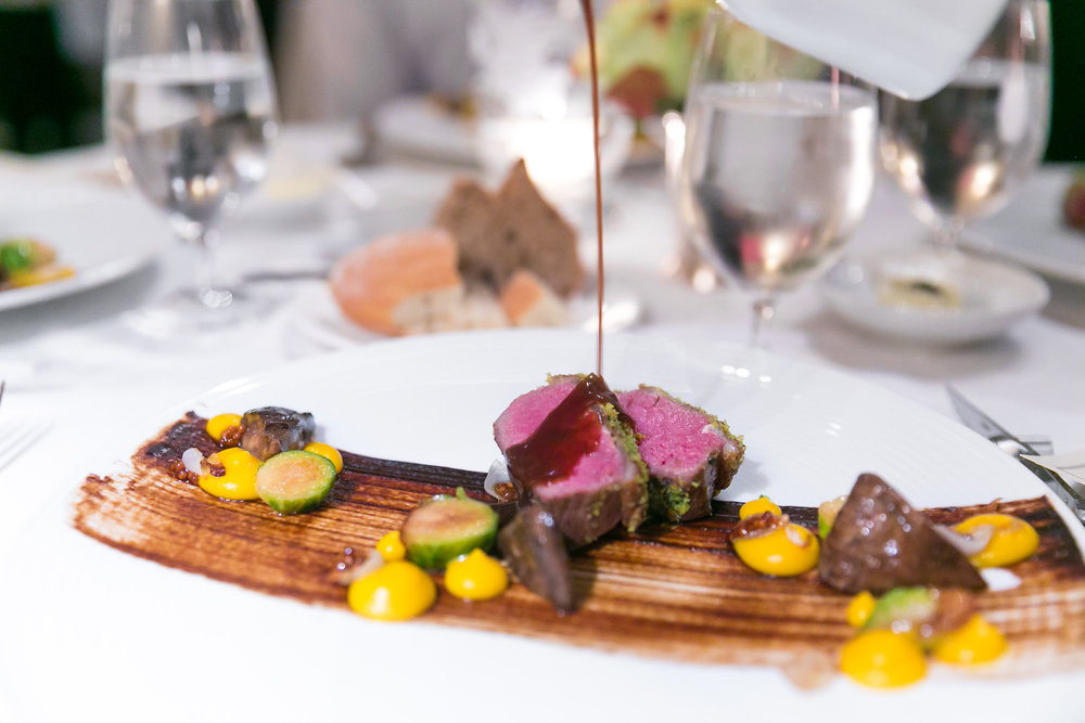 Carré de cordero asado con hierbas