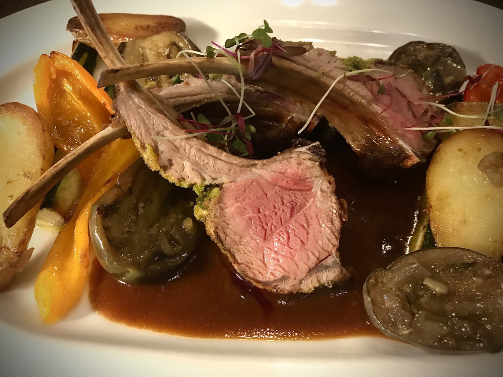 Carré de cordero asado en persillade