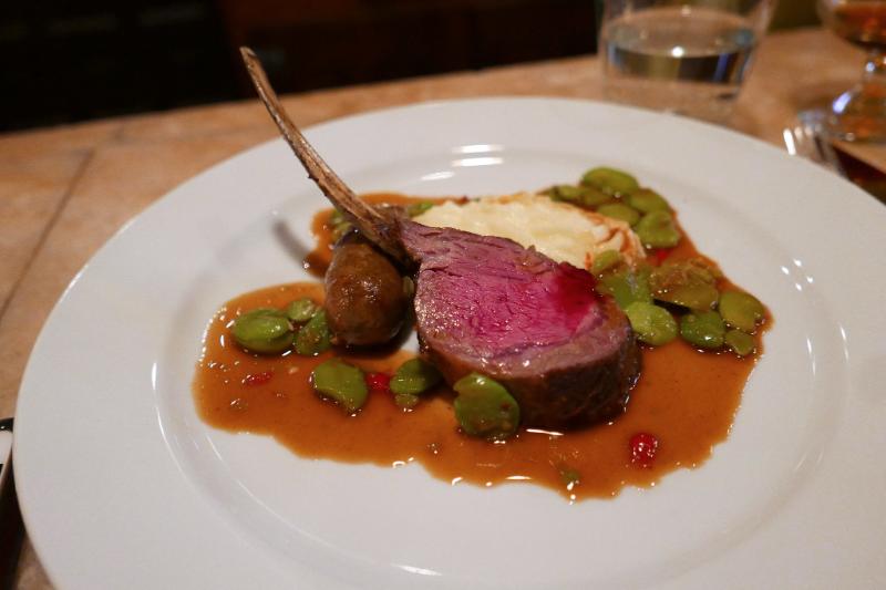 Côtelettes d&rsquo;agneau aux fèves et à la sarriette - Photo de Lou Stejskal - 101Pairing.com