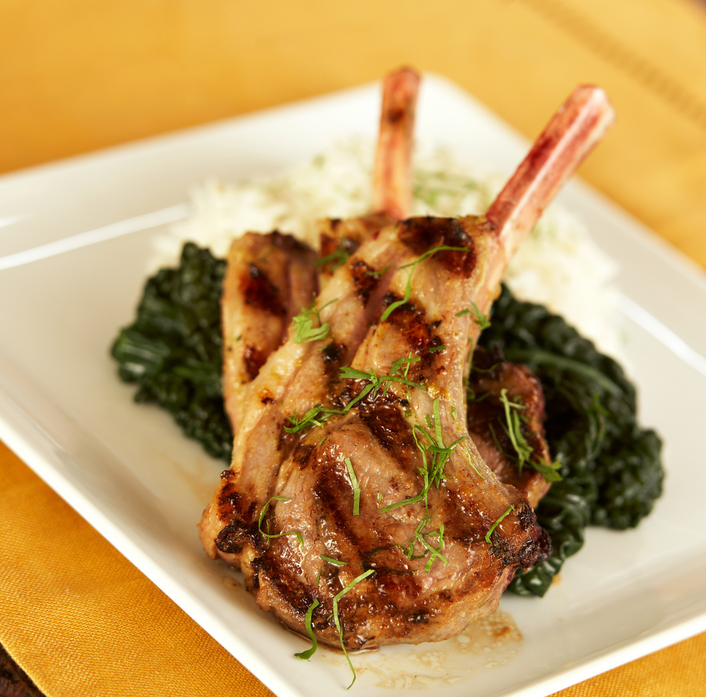 Côtes d’agneau aux herbes - Photo de Breville USA - 101Pairing.com