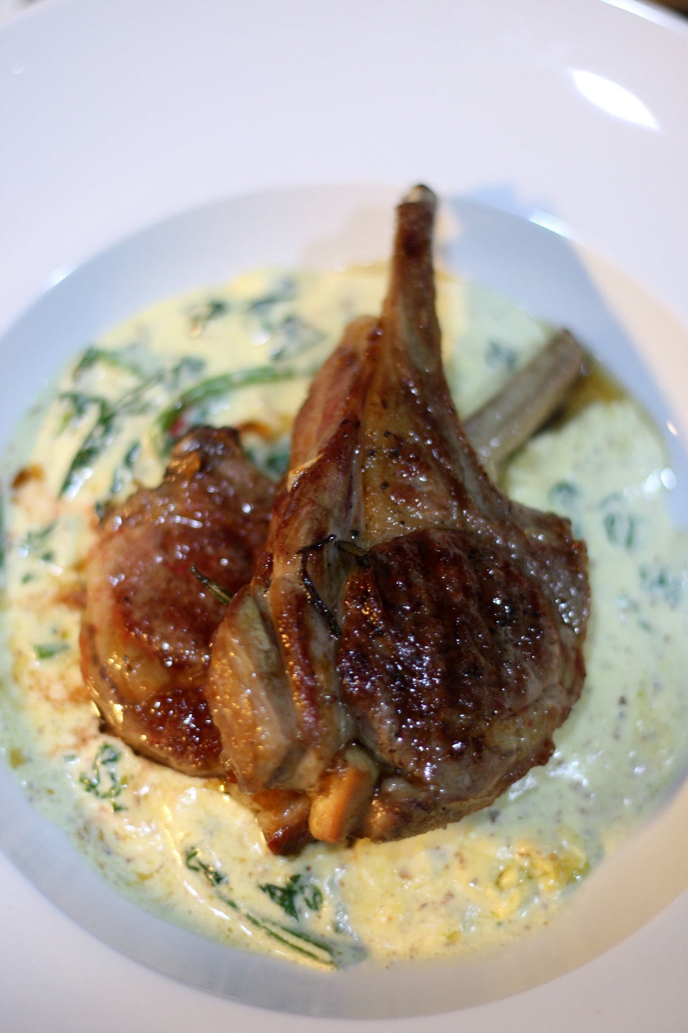 Côtelettes d&rsquo;agneau braisée au romarin - Photo de boo lee - 101Pairing.com