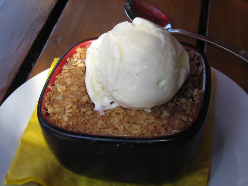 Crumble à la pêche - Photo de Ruth Hartnup - 101Pairing.com
