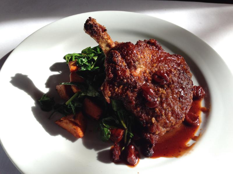 Cuisse de canard confite aux pommes sarladaises - Photo de Neeta Lind - 101Pairing.com