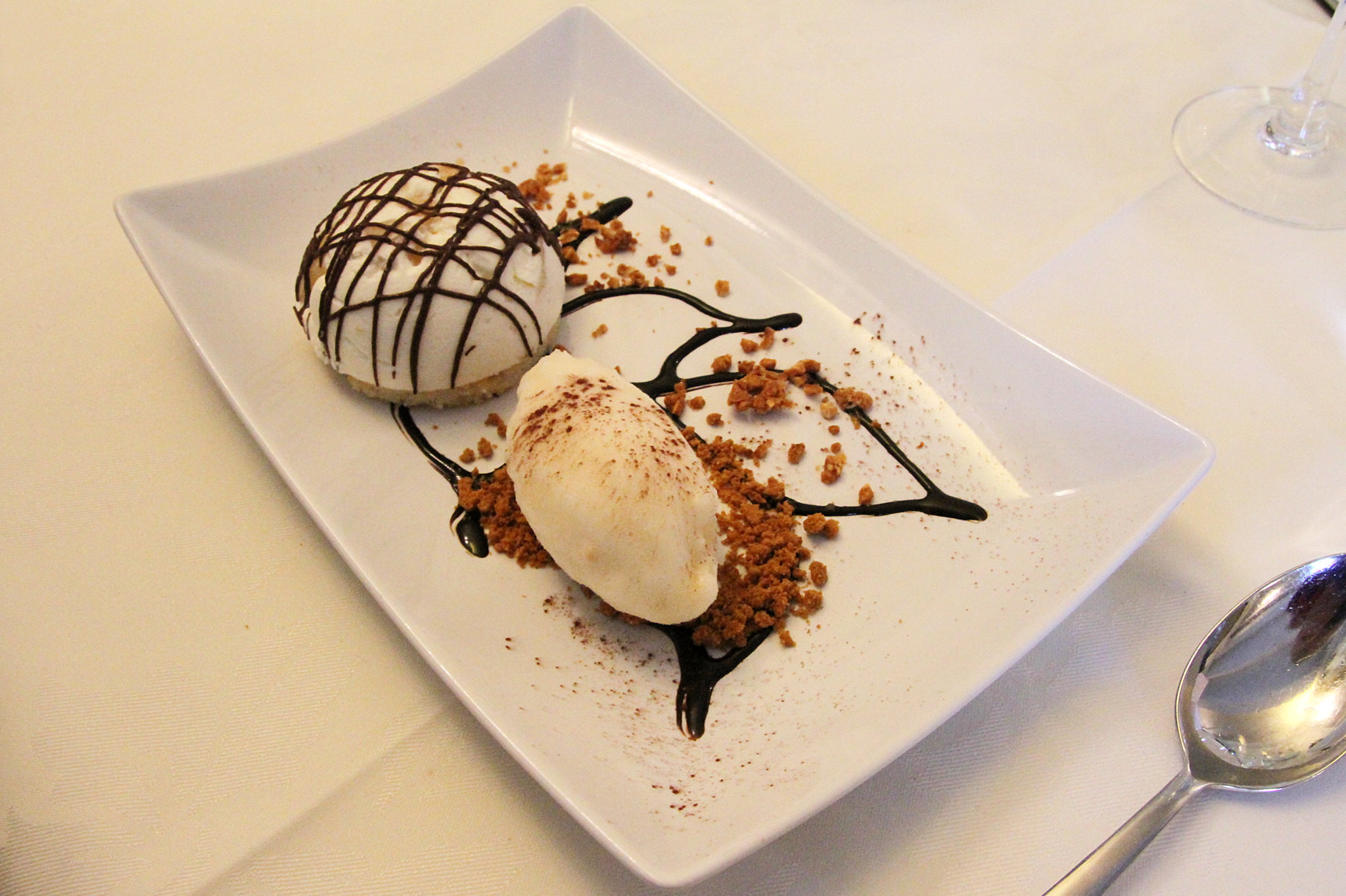 Dôme au chocolat et à la poire - Photo de Claude Valette - 101Pairing.com