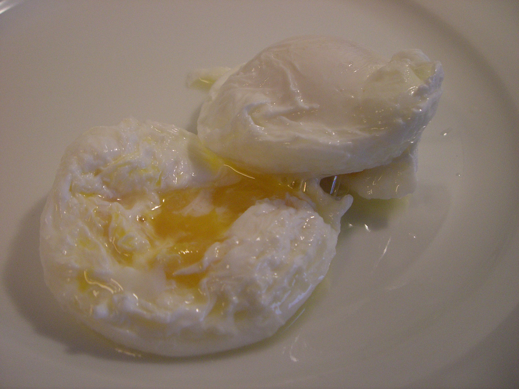 Tarte aux œufs pochés avec une sauce Aurore - Photo de chispita_666 - 101Pairing.com