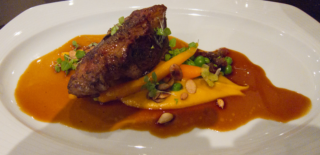 Épaule d&rsquo;agneau rôtie aux légumes printaniers - Photo de Charles Haynes - 101Pairing.com