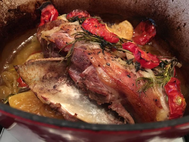 Épaule d&rsquo;agneau rôtie à la tomate - Photo de Jeremy Keith - 101Pairing.com