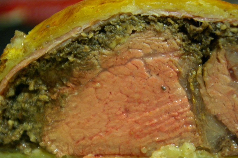 Filet de bœuf en croûte avec basilic, coriandre et menthe fraiche - Photo de Dave Gammon - 101Pairing.com