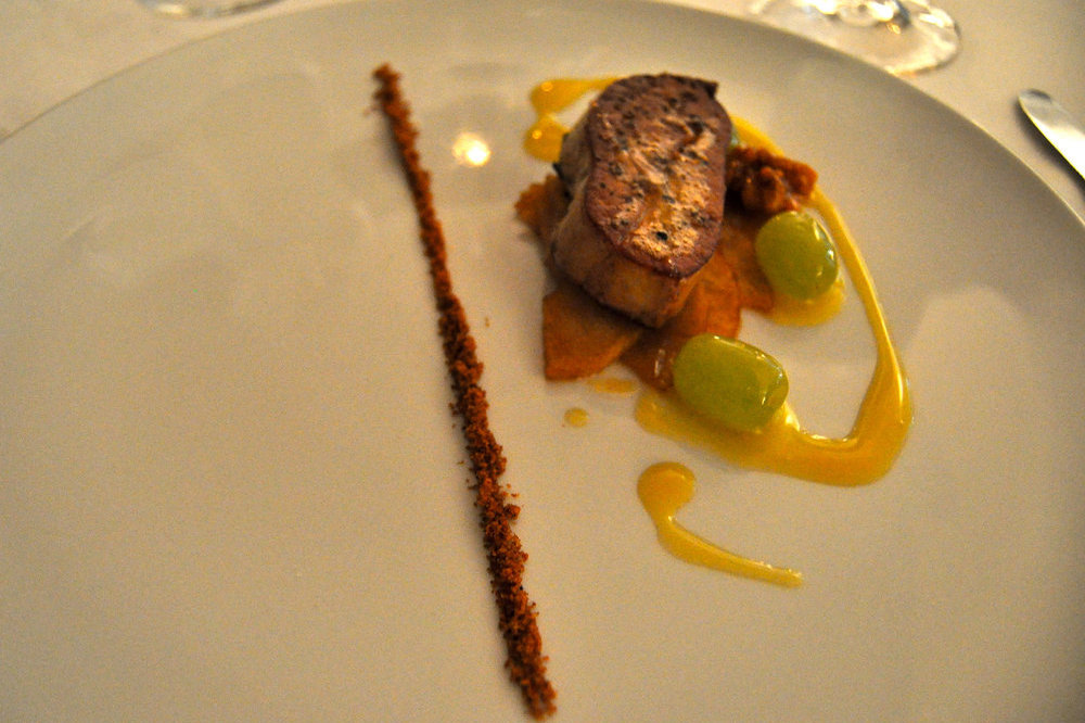 Escalope de foie gras de canard à la poêle et aux raisins blancs