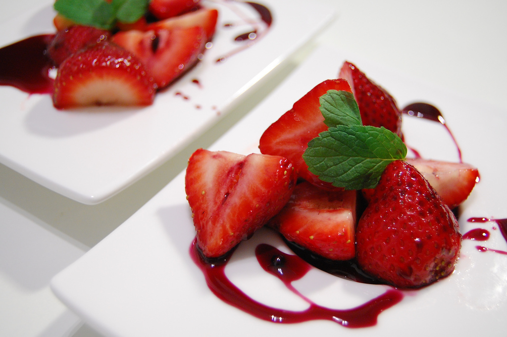 Fraises au vin - Photo de Two Helmets Cooking - 101Pairing.com