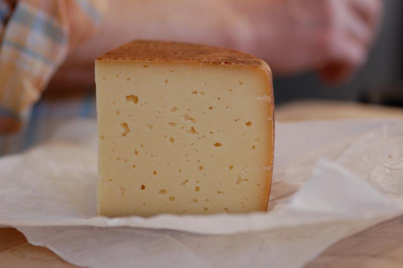Fromage au lait de brebis affiné - Photo de Friends of Family Farmers - 101Pairing.com