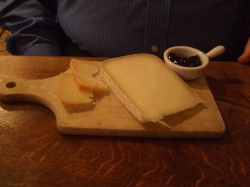 Fromage de brebis à la confiture de cerise noire - Photo de Haydn Blackey - 101Pairing.com