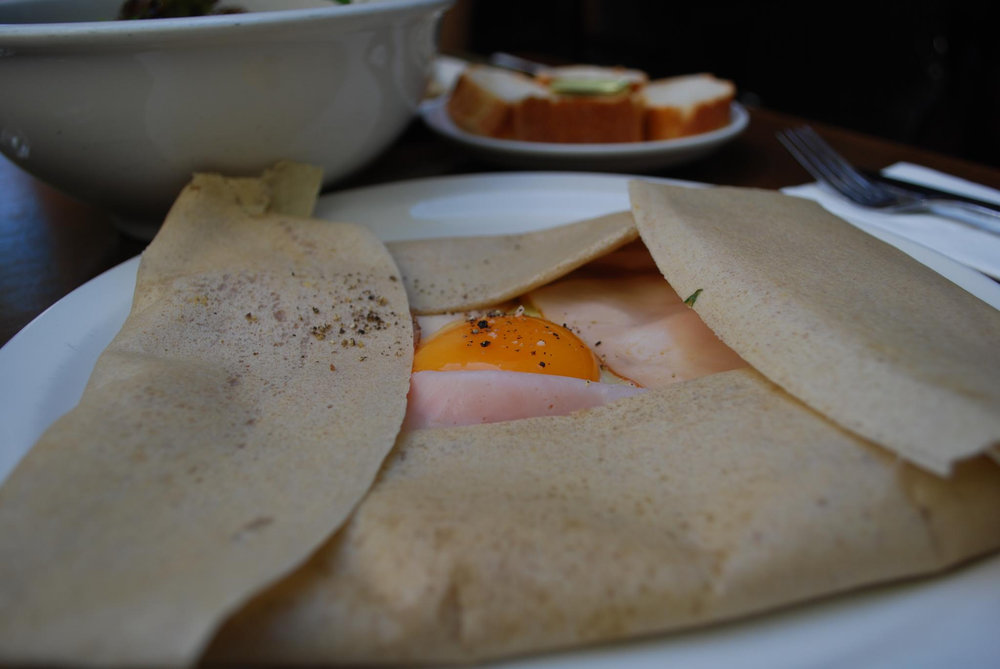 Galette con jamón, queso y huevo