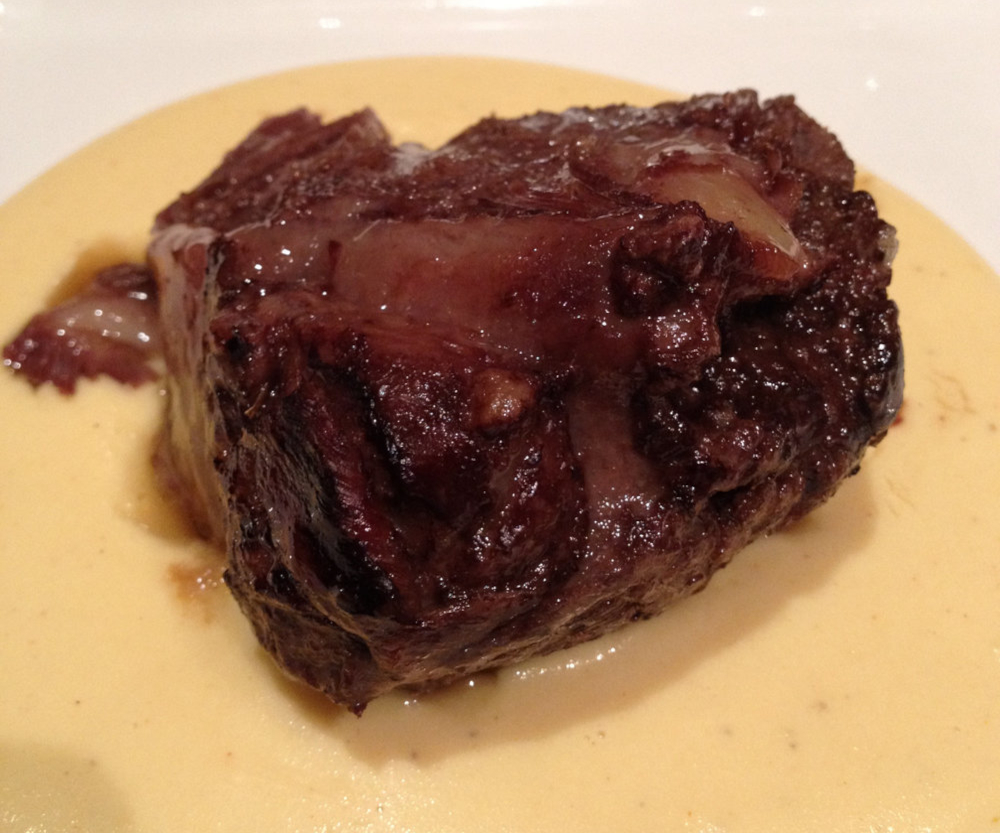 Joue de bœuf avec une purée de pommes de terre à la truffe noire