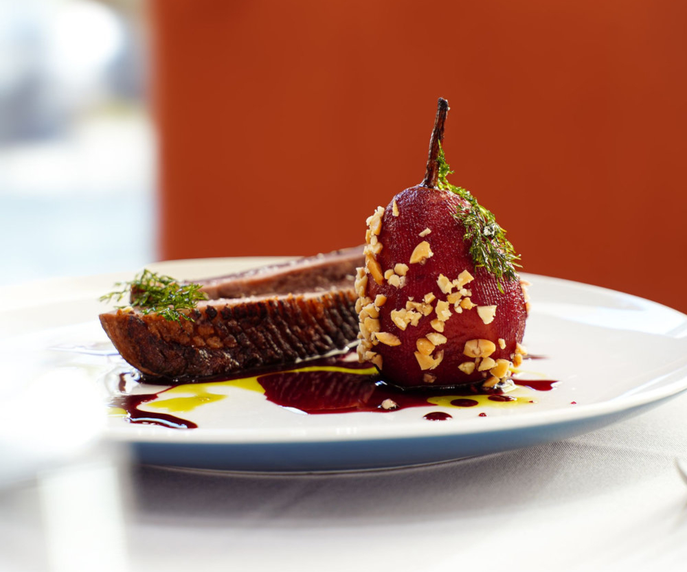 Magret de canard aux poires pochées sauce au vin rouge