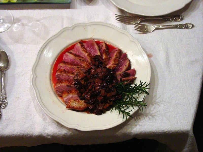 Magret de canard aux cerises sauce aigre-douce - Photo de Curt Gibbs - 101Pairing.com