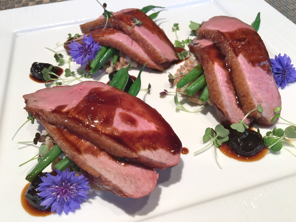 Magret de canard aux cerises sauce aigre-douce